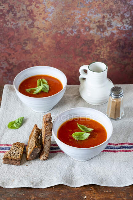 Sopa de tomate e manjericão torrado — Fotografia de Stock