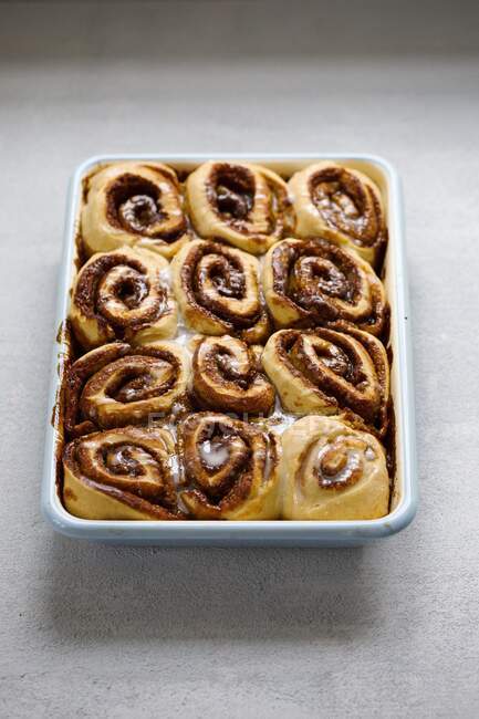 Cinnamon rolls in an enamel baking tin — Stock Photo