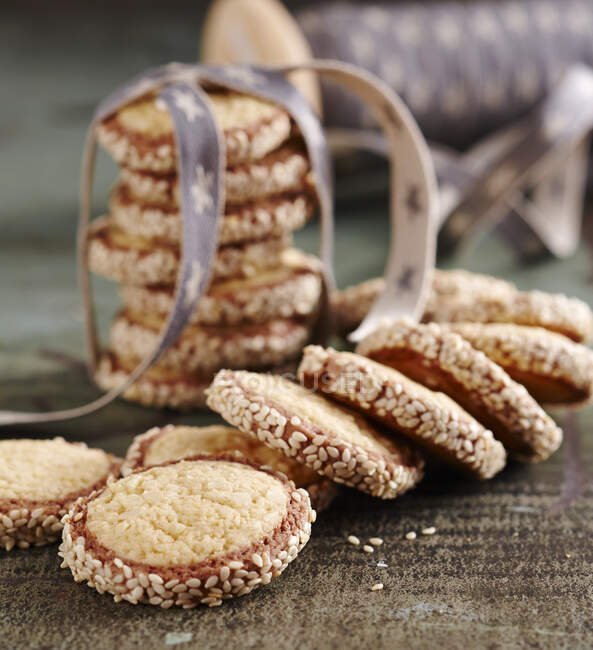 Leckere Kekse mit Sesamrand — Stockfoto