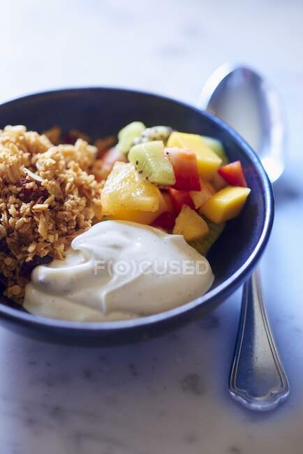 Миска Мюслі з ванільним йогуртом та свіжими фруктами — стокове фото