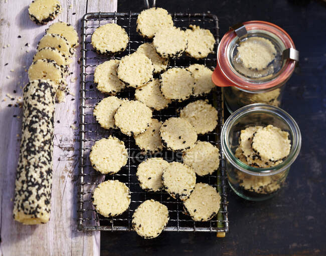 Печиво насіння кунжуту запечене і сире на стійці дроту — стокове фото
