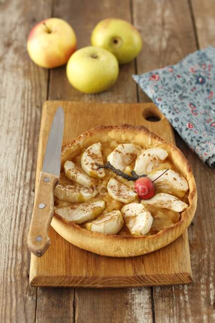 Яблочный пирог на деревянной доске — стоковое фото