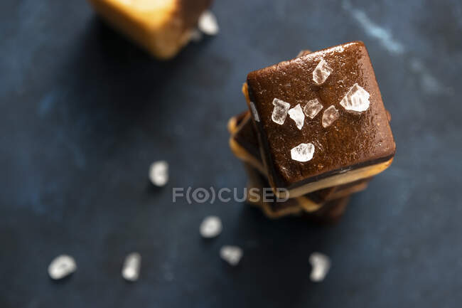 Caramelo salgado caseiro e chocolate em pó — Fotografia de Stock