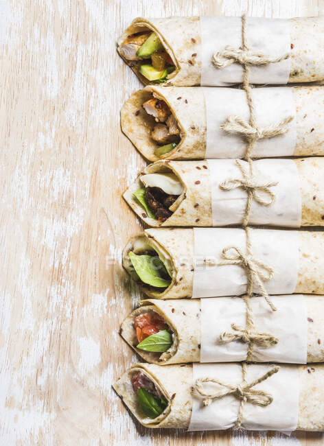Tortilla Wraps mit verschiedenen Füllungen — Stockfoto