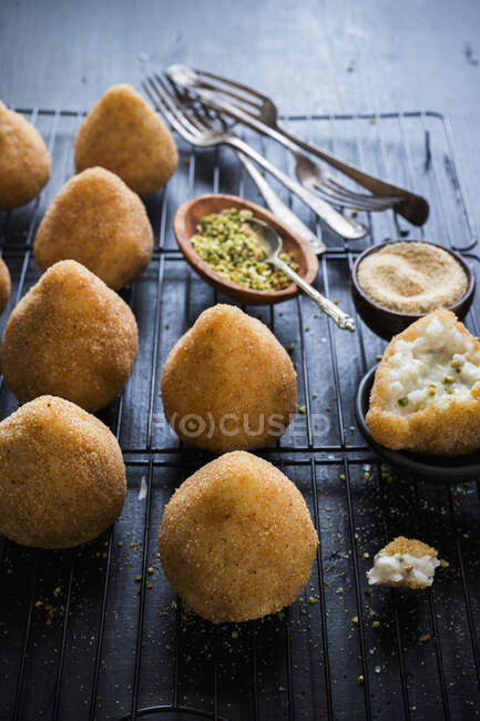 Pistacchio arancini (Sicilian stuffed rice balls) — Stock Photo