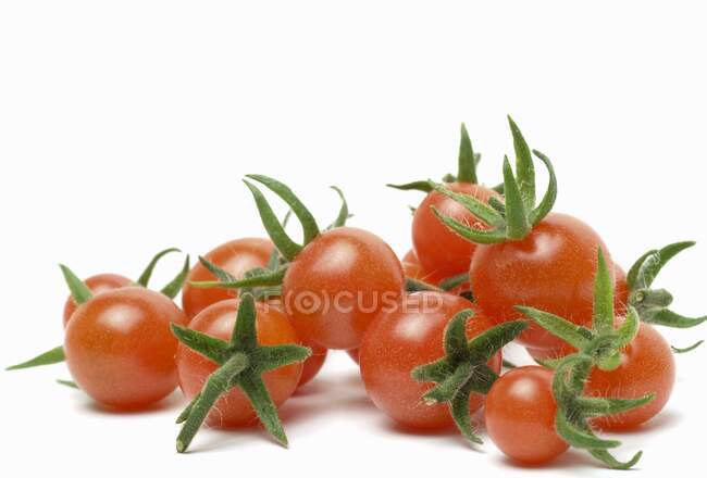 Tomates frescos y maduros sobre fondo blanco - foto de stock