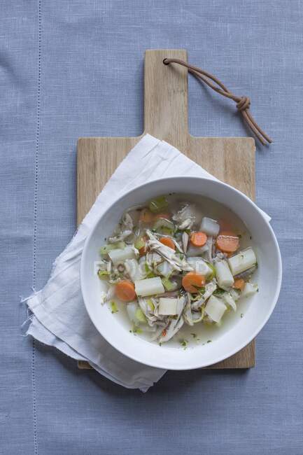 Куриный и овощной суп — стоковое фото
