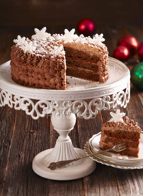 Un gâteau au rhum-truffe festif avec crème au chocolat et flocons de neige fondants — Photo de stock