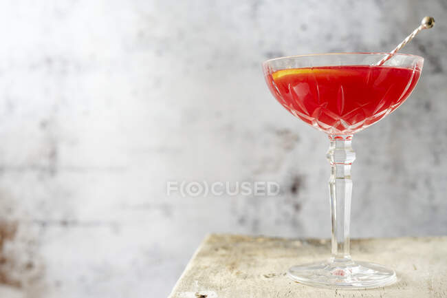 Ein Jack Rose Cocktail aus Lairds Apfelbrand, Grenadine und Zitronensaft — Stockfoto