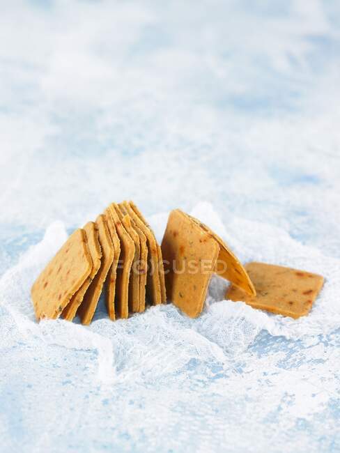 Macadamia cheese crackers with hot spices and cashew nuts — Stock Photo