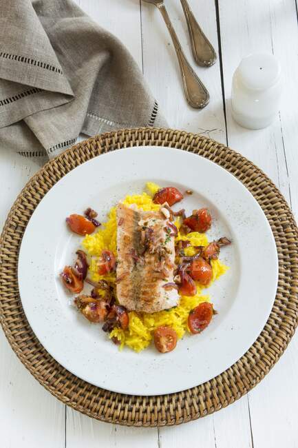 Salmon with saffron rice, tomatoes and onions — Photo de stock
