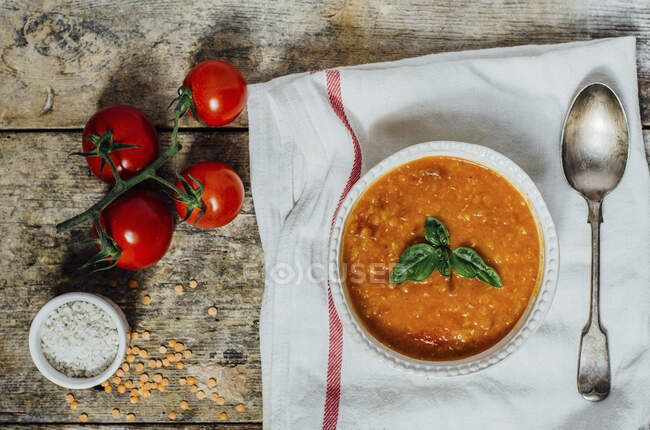 Томатно-червоний сочевичний суп — стокове фото