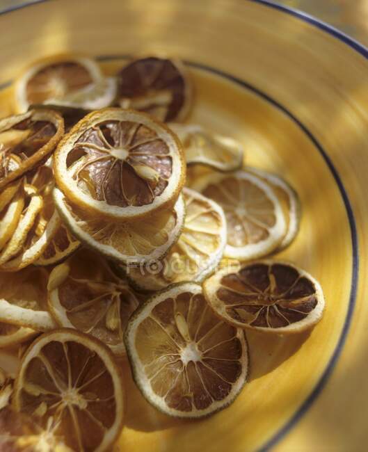 Fette di limone essiccate sul piatto — Foto stock