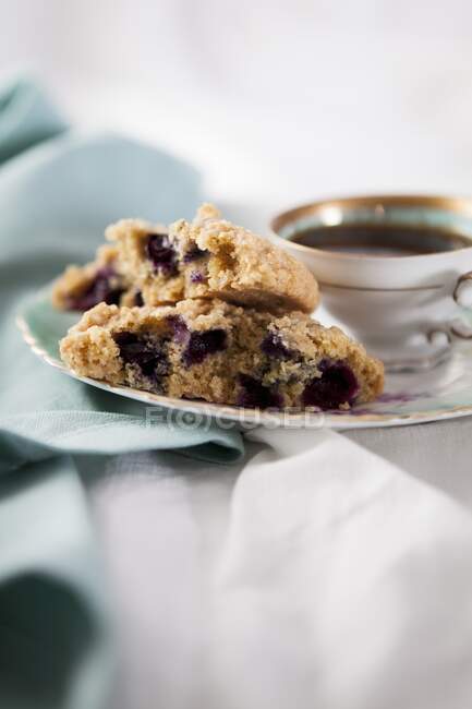 Blueberry Streusel Kekse und Kaffee zum Frühstück — Stockfoto