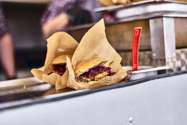 Sausages with red cabbage in a street kitchen — Stock Photo
