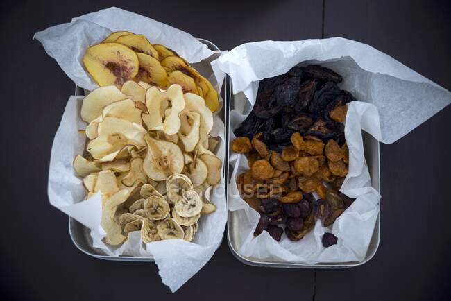 Melocotón, manzana, peras y chips de plátano, ciruelas secas, mirabelas y uvas - foto de stock