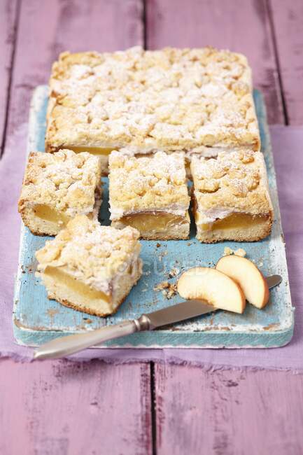 Shortcrust pastry cake with peaches, crumble and meringue — Fotografia de Stock