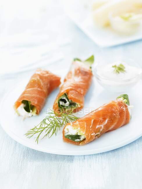 Salmon rolls with cream cheese and spinach — Stock Photo