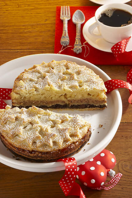 Gâteau autrichien du Nouvel An avec une noix, graines de pavot et remplissage de pommes et étoiles de la croûte courte — Photo de stock