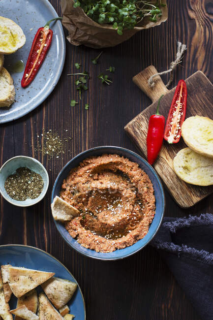 Roasted pepper and walnut spread and pita bread — Stock Photo