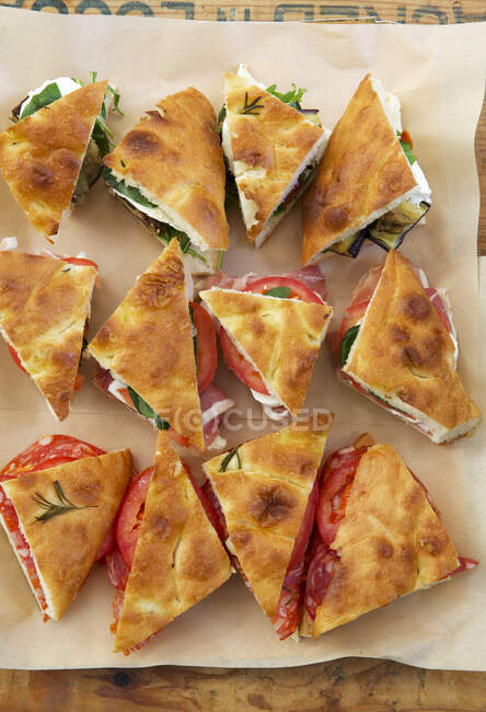 Sandwichs italiens sur papier cuisson — Photo de stock