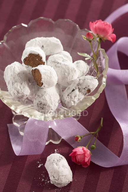 Coffee-chocolate truffles with icing sugar — Stock Photo
