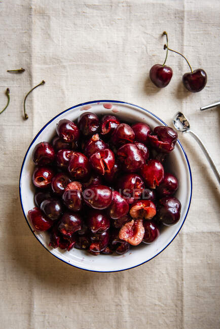 Cherries without seeds in enamel bowl — Stock Photo