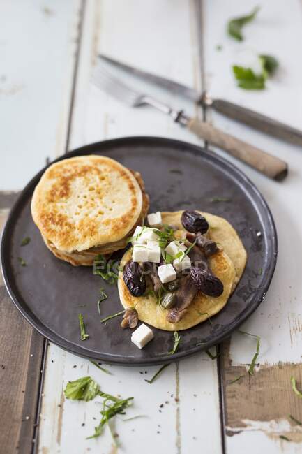 Blinis with feta and olives — Stock Photo
