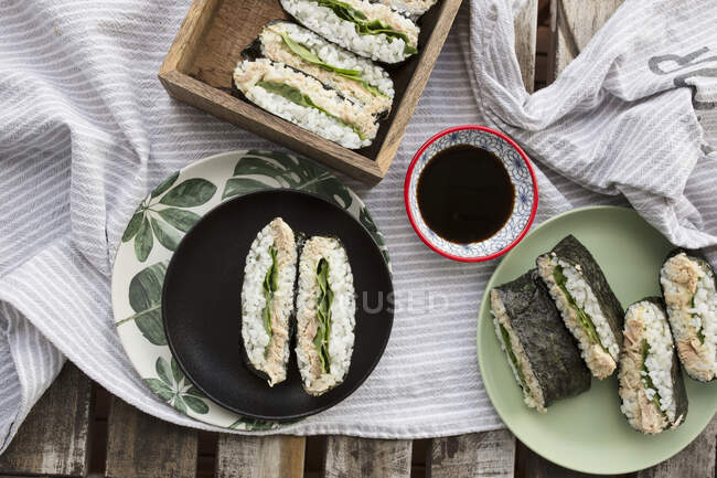 Sanduíches de sushi com creme de atum e folhas de alface — Fotografia de Stock