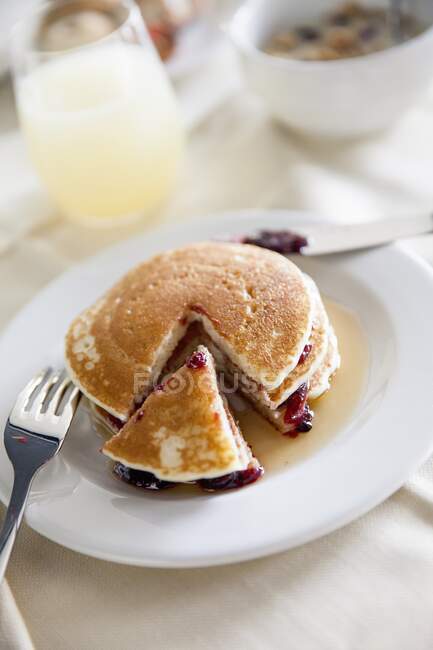 Pancakes with maple syrup and berry jam — Stock Photo