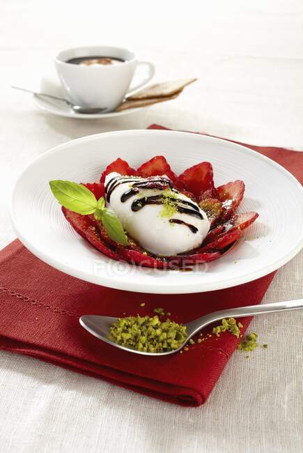 Mozzarella on strawberries carpaccio with chocolate sauce — Stock Photo