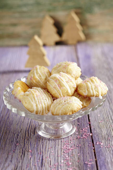 Coconut and marzipan cookies with pink sugar and icing — Stock Photo