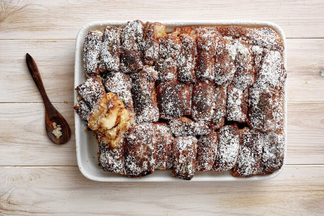 Pull apart bread with cinnamon sugar in a porcelain tray — Stock Photo