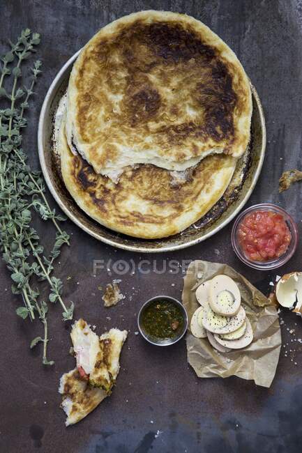 Pane piatto, uova sode, pomodori e timo — Foto stock