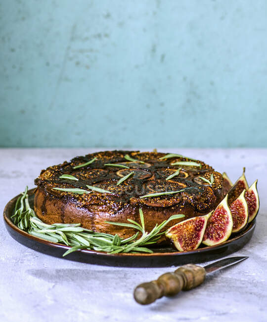 Inverted cake with figs, rosemary and honey — Stock Photo