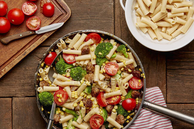 Ziti With Sausage, Sweet Corn, Broccoli and Tomatoes — Stock Photo