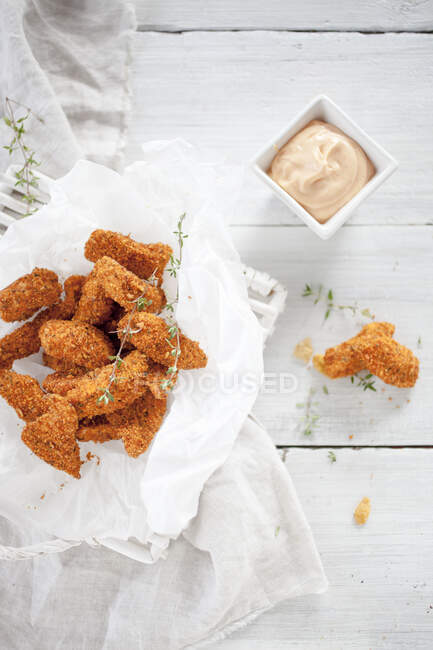 Chicken nuggets with chili mayonnaise — Stock Photo