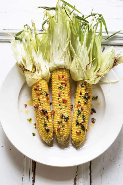 Corn on the cob with garlic and chilli butter — Stock Photo