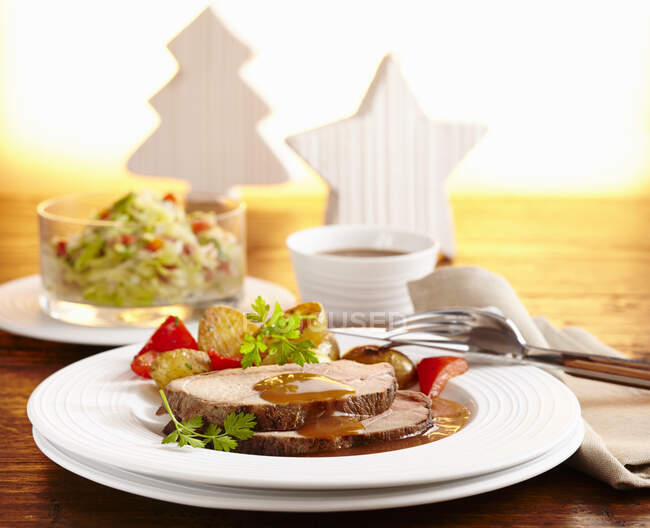 Жареное мясо кабана с капустным салатом и жареной картошкой — стоковое фото