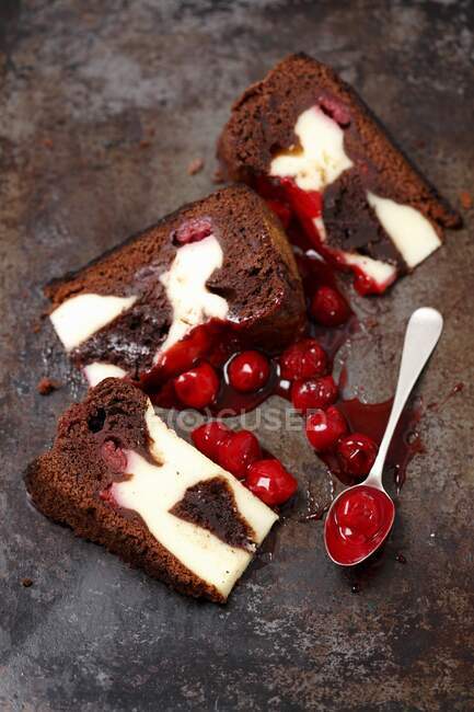 Pastel de chocolate con pastel de queso y cerezas - foto de stock