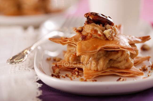 Date and chestnut millefeuille with nuts — Stock Photo