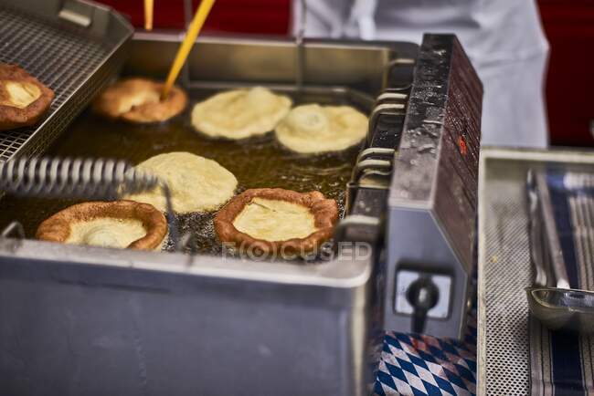 Ciambelle bavaresi in una friggitrice — Foto stock