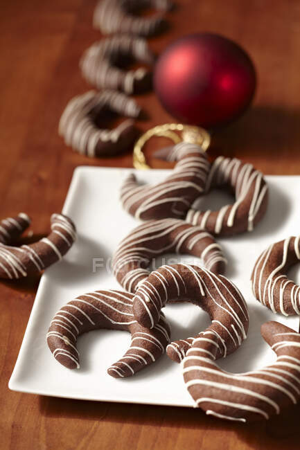 Kaffee-Kipferl-Kekse mit Schokolade und weißer Kuvertüre — Stockfoto