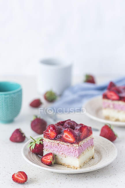 Une tranche de gâteau frigo à la vanille aux fraises — Photo de stock