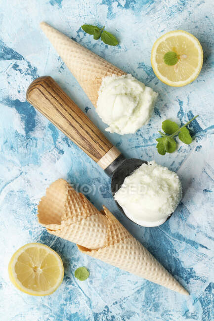 Ice Cream Cones with Limoncello and Lemon Sorbet — Stock Photo
