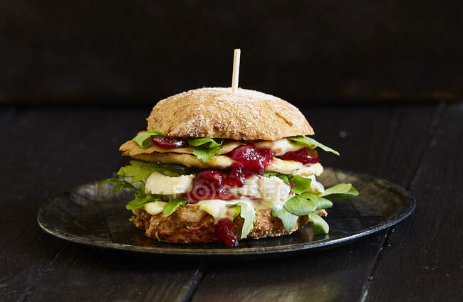 Um hambúrguer de frango com camembert e molho de cranberry — Fotografia de Stock