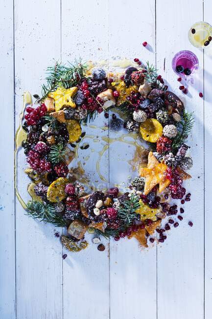 A Christmas wreath with biscuits and berries — Stock Photo
