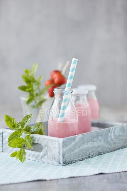 Erdbeer-Smoothies mit Acai-Pulver — Stockfoto