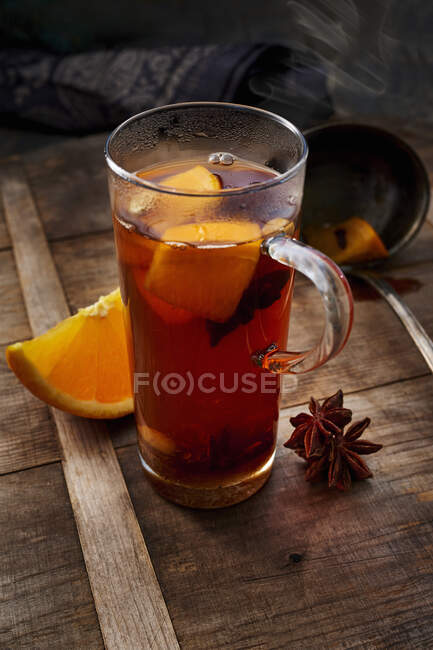 Gewürzter Apfelwein mit Orangenscheibe und Sternanis — Stockfoto
