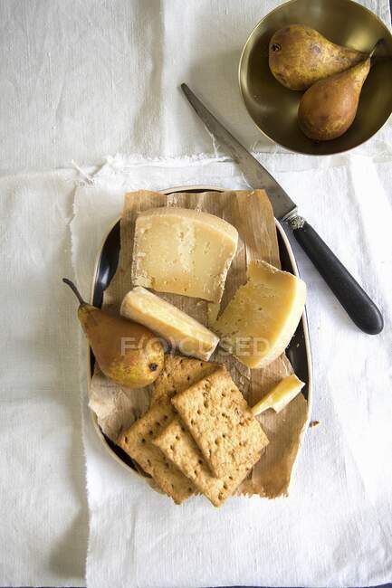 Сир пекоріно з грушами і крекерами. — Stock Photo